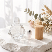 Vente en gros de flacons à bille en verre de 8 ml de forme spéciale avec couvercle en bambou et bouchon à vis pour huiles parfumées, emballage cosmétique vide, logo personnalisé
