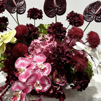 Arrangement floral artificiel d'orchidées roses et blanches bordeaux, anthurium suspendu, amarante, centre de table floral pour la décoration de table de mariage