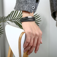 Bracelet en cuir tressé personnalisé avec barre d'identification en acier inoxydable, bijoux minimalistes tendance pour homme