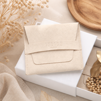 Pochette à bijoux de luxe en microfibre suédée avec logo personnalisé, fermeture à bouton réglable, 8*8cm, pour collier, boucles d'oreilles, bague