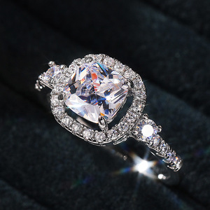 Anello di Fidanzamento F750 in Oro Bianco per Donna, Diamante Naturale Taglio Cushion Colore D con Montatura Halo - Product Image 3