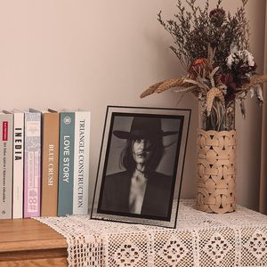 Cadre photo en verre avec support réglable pour affichage portrait ou paysage, compatible avec diverses tailles de photos - Product Image 3