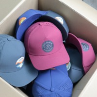 Gorra de béisbol y golf con ala curva perforada con láser de fibra de poliéster 100% al por mayor, gorra impresa personalizada para deportes al aire libre de secado rápido