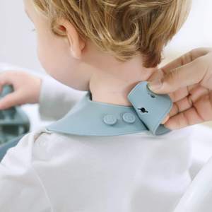 Bavoir en silicone personnalisé grande capacité sans BPA, bavoir bébé en silicone taille réglable, bavoir d'alimentation souple et imperméable pour bébé - Product Image 3