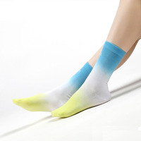 Nouveau Gradient Tube Chaussettes Tricoté Crew High Athletic Basketball Chaussettes Tie Dye Design Hip Hop Style pour Couples Chaussettes Imprimées
