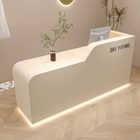 Comptoir de caisse laqué de luxe léger, petit bureau d'accueil pour boutique de détail, boutique de vêtements pour femmes, salon de beauté