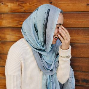 Hijab en modal doux, tissu respirant, flux d'air, toutes saisons, conceptions personnalisées, écharpes ethniques florales aquarelles, châles, langes pour la tête - Product Image 4