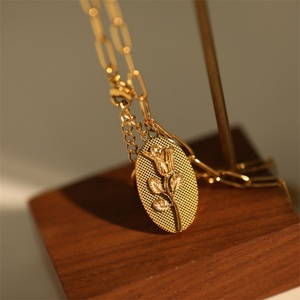 Collar con Colgante de Flor de Rosa 3D en Acero Inoxidable Chapado en Oro, Estilo Romántico Vintage con Cadena de Serpiente para Mujer - Product Image 3