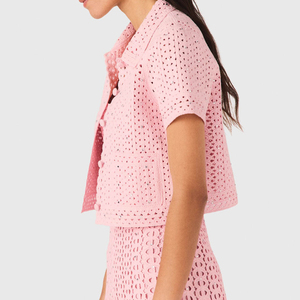 Chaqueta de punto corta con pedrería brillante y diseño hueco para mujer, cárdigan OEM personalizado con solapa y manga corta para uso diario, excursiones y viajes a la playa. - Product Image 3