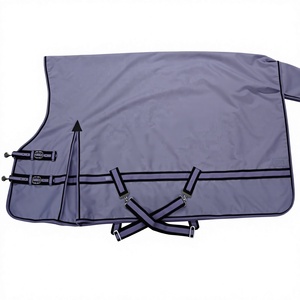 Manta de Invierno Personalizable para Caballos de Doma, Acolchada, con Exterior Impermeable Ripstop y Forro Polar de Algodón, en Varios Colores y Tamaños - Product Image 1