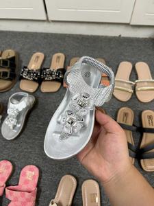 صنادل بناتي أنيقة ورخيصة من المصنع بتصميم صيفي عصري جديد، شباشب مقاومة للانزلاق وأحذية شاطئ متوفرة للبيع بالجملة - Product Image 5