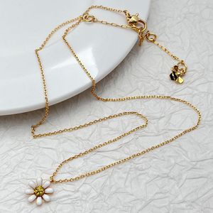 Pendientes de latón de moda con baño de oro de 18 quilates, perlas frescas, diamantes de imitación, flor de margarita esmaltada, abeja pequeña, estilo pastoral Mori para boda - Product Image 4