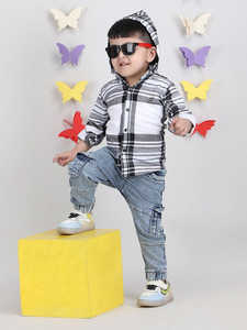 Conjunto de Camisa a Cuadros Blanca y Negra con Jeans de Mezclilla para Niños, Ropa Casual y Moderna para Uso Diario, Cómoda para Niños - Product Image 5