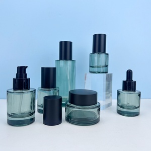 ชุดบรรจุภัณฑ์เครื่องสำอางระดับไฮเอนด์ 50 กรัม 30 มล. 50 มล. 100 มล. 120 มล. ขวดแก้วทรงแบนพร้อมหัวปั๊มโลชั่น ขวดเซรั่มแบบหยด และกระปุกครีม - Product Image 1