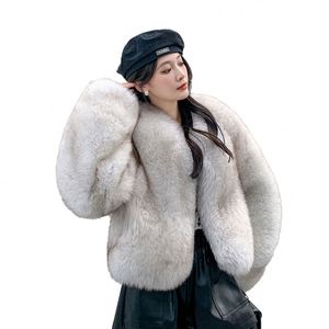 スタイリッシュなレディースアウター：高品質白キツネ毛皮コートで