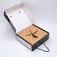 Boîte cadeau en carton personnalisée avec logo, poignée et insert découpé pour l'emballage de tasses