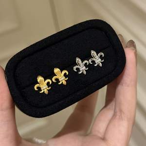 Boucles d'oreilles Iris en argent pur S925, design floral tendance et mignon, style simple et polyvalent, luxe haut de gamme, métal brossé - Product Image 1