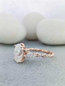 Bague de fiançailles et de mariage de luxe en or rose 14 carats avec trois diamants ovales de 2 carats cultivés en laboratoire, qualité VVS - Product Image 3