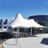 Fabricant chinois de structures tensiles architecturales en PVDF à construction rapide, auvent pour voiture sur mesure, toit en membrane pour parking