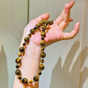 Collier en perles de pierre œil de tigre naturelle avec chaîne de clavicule en cristal au design ciel étoilé et perles rondes - Product Image 3