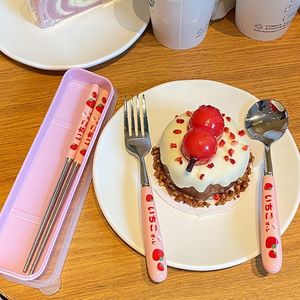 Phim hoạt hình 304 thép không gỉ muỗng đũa ngã ba đặt trẻ em dễ thương dâu Bộ đồ ăn di động làm việc <span class=keywords><strong>Flatware</strong></span> thiết lập dao kéo - Product Image 2
