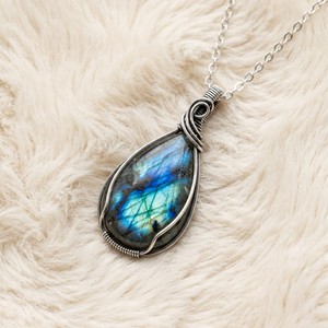 Collares con colgante de plata al por mayor OEM/ODM, joyería de labradorita en forma de lágrima envuelta en alambre para mujer - Product Image 3