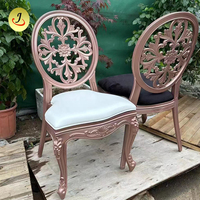 Chaise Louis moderne empilable pour événements commerciaux et mariages, avec dossier en résine à motif floral incurvé, démontable, coussin amovible, pour extérieur
