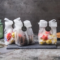 Sacs à collation transparents en papier verre avec autocollants, parfaits pour l'emballage du pain, des biscuits et des gâteaux.