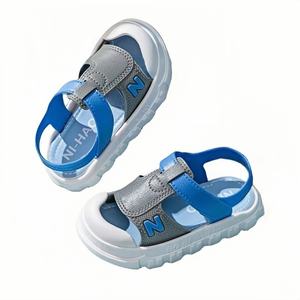 Sandales pour enfants antidérapant souple PVC <span class=keywords><strong>semelle</strong></span> bébé pantoufles boucle sangle fermeture plage sandale enfant garçons Anti coup de pied conception chaussures d'été - Product Image 1