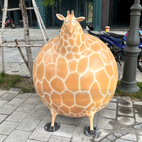 Statue de girafe de dessin animé adorable, modèle de dessin animé en fibre de verre, décoration de parc à thème