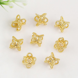 Perles entretoises florales ajourées 7x6x1.8mm en alliage plaqué or, composants de bijoux pour la fabrication de bracelets et colliers DIY - Product Image 1
