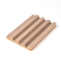 Panel de Pared Acanalado 3D de Madera Maciza Clásica Personalizado de Fábrica 2026, Revestimiento de Escalera Impermeable e Ignífugo para Villa