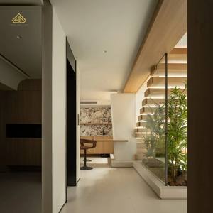 Maison de ville de luxe de style moderne empilé avec balcons en verre et accents en pierre, service de rénovation et de conception - Product Image 2