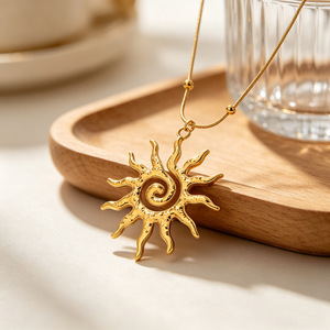 Collar con Colgante de Sol, Acero Inoxidable Dorado, Diseño Geométrico en Espiral, Joyería Unisex, Accesorio de Moda - Product Image 1