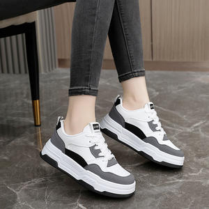 Chaussures plates tendance pour femmes, grande taille, fabriquées en Chine, respirantes, décontractées, blanches, pour étudiantes. - Product Image 1