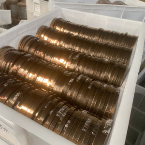 Patti embellecedor de tira plana de acero inoxidable de color 201 PVD con respaldo autoadhesivo para protección de bordes - Product Image 1