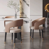 Chaise de salle à manger nordique en similicuir, dossier haut incurvé avec pieds en métal à pointe dorée, chaise rembourrée de luxe pour salle à manger, usage hôtelier