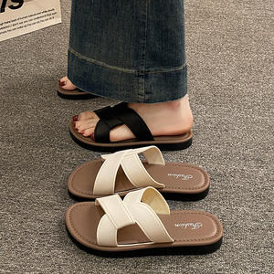 Tendance de la mode féminine, tongs élégantes et polyvalentes pour la plage et les stations balnéaires, pour une utilisation en extérieur en été, design antidérapant, motif floral - Product Image 3