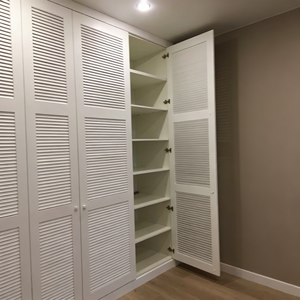 Armoires à portes à lattes Design esthétique et respirant Meubles de chambre à coucher Porte coulissante/à charnières en option - Product Image 2