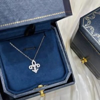Collier pendentif fleur-de-lis en argent sterling S925 entièrement pavé de CZ, plaqué or 18 carats, collier ras-de-cou délicat en forme de fleur d'iris pour femmes