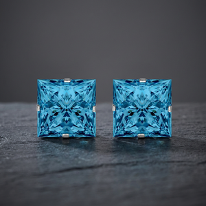 Pendientes de tuerca de plata de ley 925 con circonita cúbica azul suizo de corte princesa de 5 mm y engaste de garras, joyería fina de moda al por mayor - Product Image 2