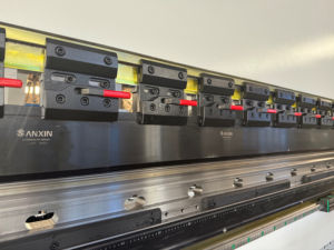 Presse plieuse CNC SANXIN 63T 100T 220T Presse plieuse hydraulique servo <span class=keywords><strong>Machine</strong></span> de pliage CNC Prix <span class=keywords><strong>Machine</strong></span> de traitement des tôles métalliques - Product Image 3