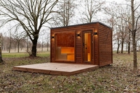 Sauna extérieur avec plateforme en bois brun clair, résistant aux intempéries, toutes saisons