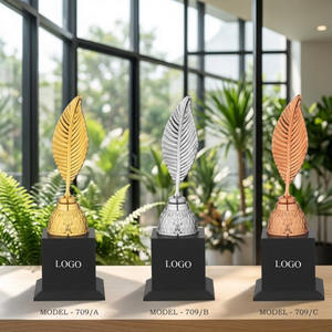 Juego de 3 Trofeos de Metal Fundido a Presión de Diseño Moderno, Portátiles, con Grabado y Aspecto Elegante Premium - Product Image 1