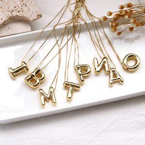 Collier personnalisé en plaqué or avec lettres de l'alphabet à grosses bulles Bijoux personnalisé Collier avec pendentif à initiales en ballons 3D pour femmes <span class=keywords><strong>Gif</strong></span> - Product Image 5