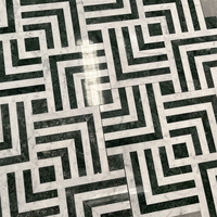 Mosaïque géométrique en pierre sans joint, en marbre vert foncé Verde Alpi et blanc Carrara, pour la décoration des murs et des sols