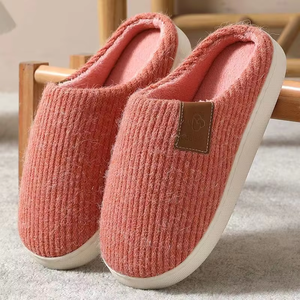 รองเท้าแตะพื้น TPR ดีไซน์ใหม่สำหรับผู้หญิง รุ่นใหม่ รองเท้าแตะขนนุ่มหรูหราสำหรับผู้หญิง วัสดุคุณภาพสูง - Product Image 3