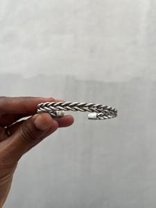 Brazalete Abierto de Latón Pulido con Cuerda Trenzada Plateada, Estilo Antiguo - Product Image 3