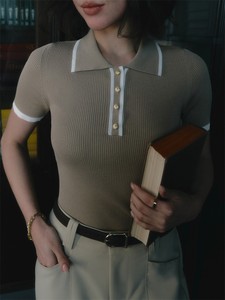 Áo thun nữ cổ chữ V dáng ôm mùa hè Áo thun dệt kim tay ngắn tương phản phong cách tiền cũ áo thường ngày thoáng khí nút - Product Image 6