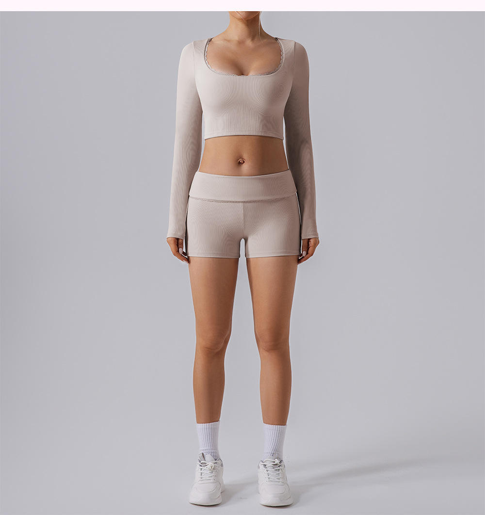 เสื้อกั๊ก+กางเกงสีเบจ